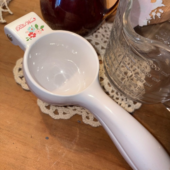 The Pioneer Woman Floral Measuring Cup and White Spoon Set - Picture 4 of 6